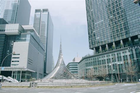 名古屋駅 車 迎え 〜都市の交差点と未来の移動手段〜